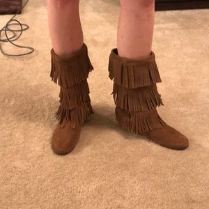 Women’s Minnetonka 3-Layer fringe boots.